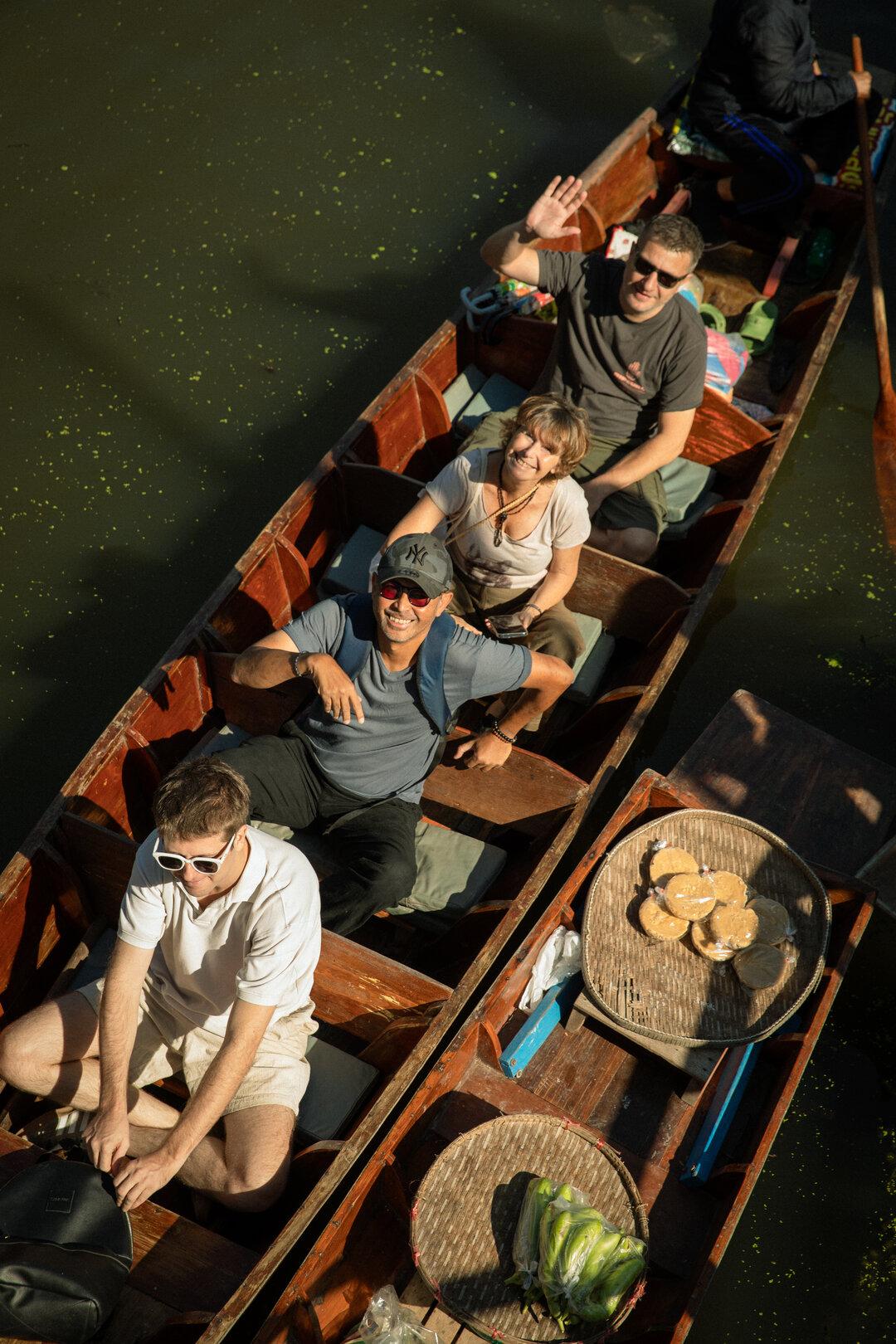 L'équipe UMA au marché flottant de Ampahwa