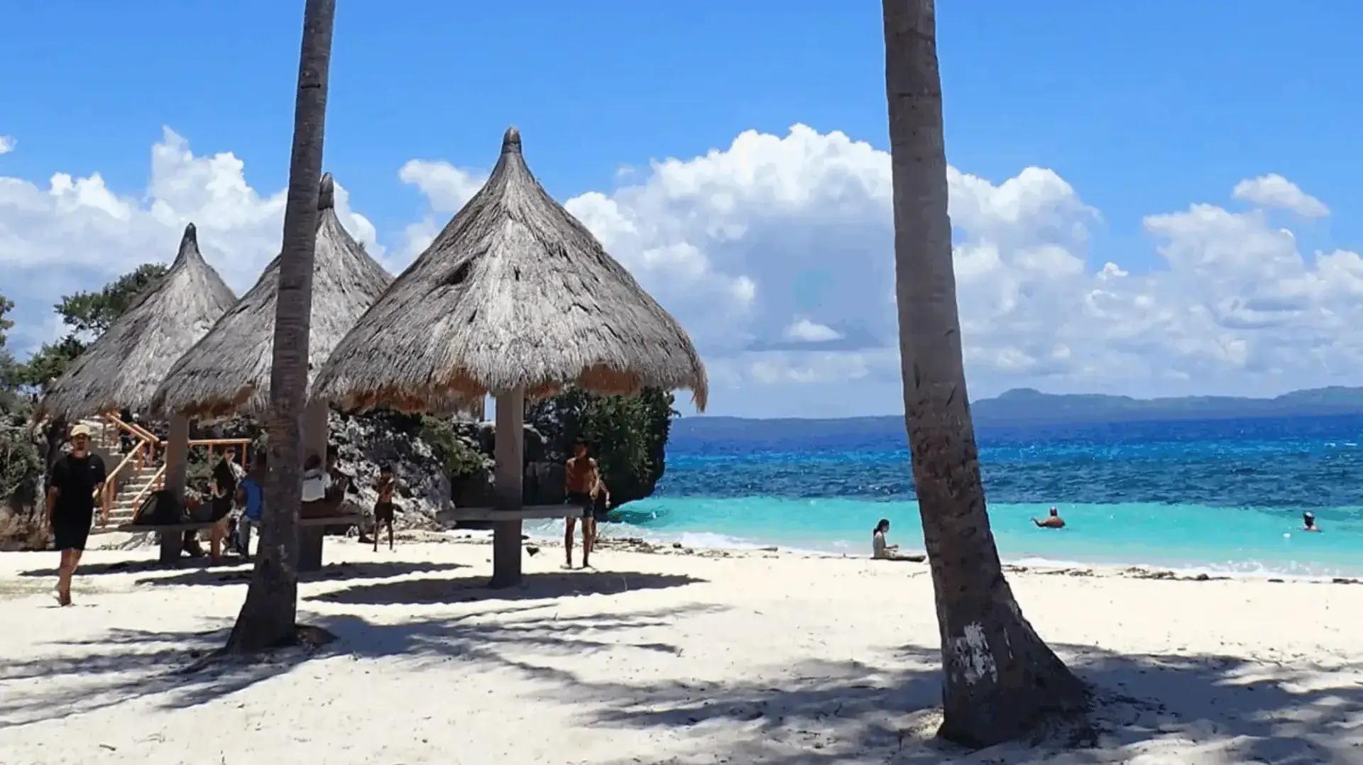 Bungalows sur pilotis sur l'île de Pamilacan aux Philippines